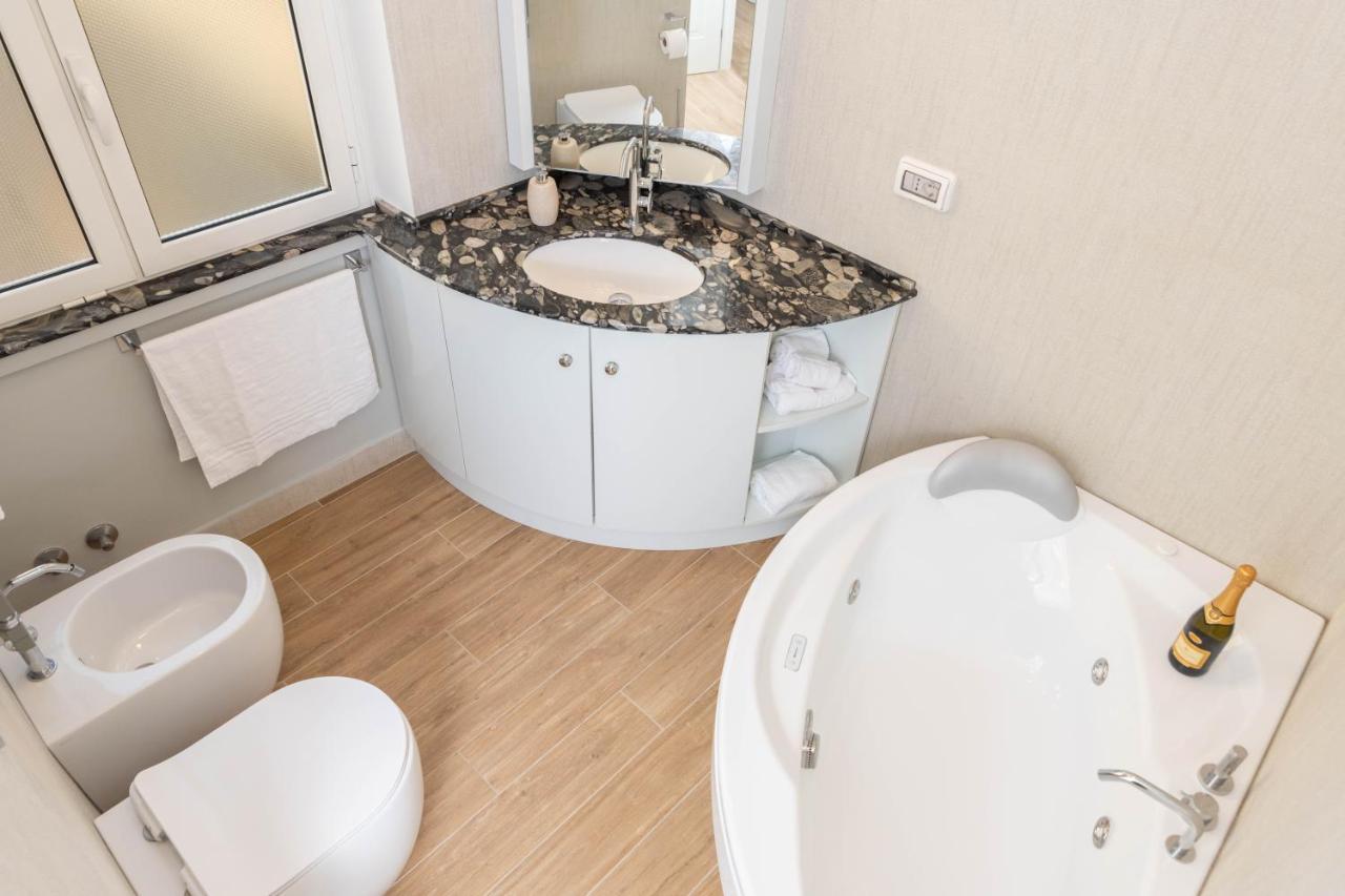 רומא Colosseo Brightful Apartment With Rooftop מראה חיצוני תמונה