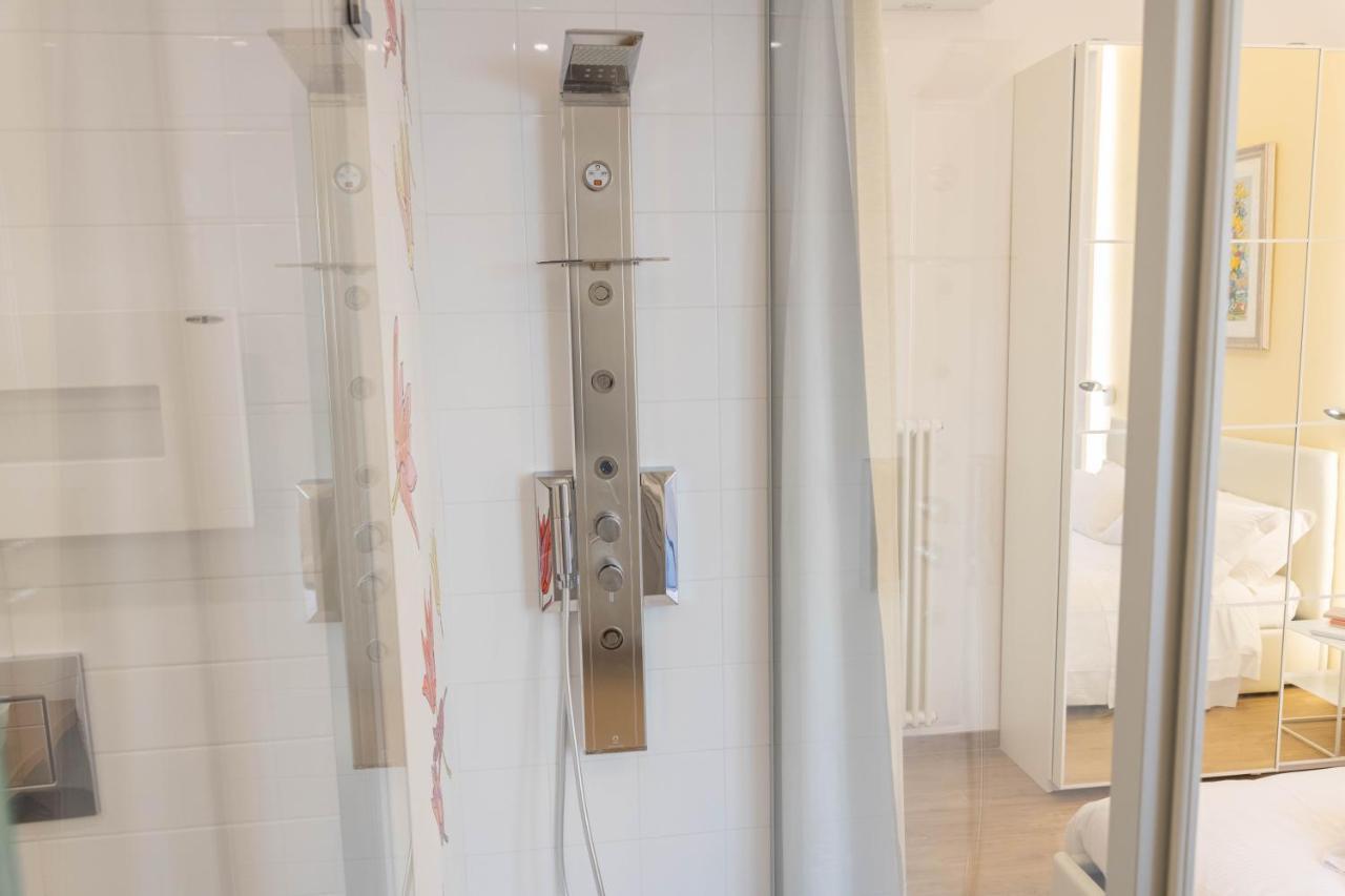 רומא Colosseo Brightful Apartment With Rooftop מראה חיצוני תמונה